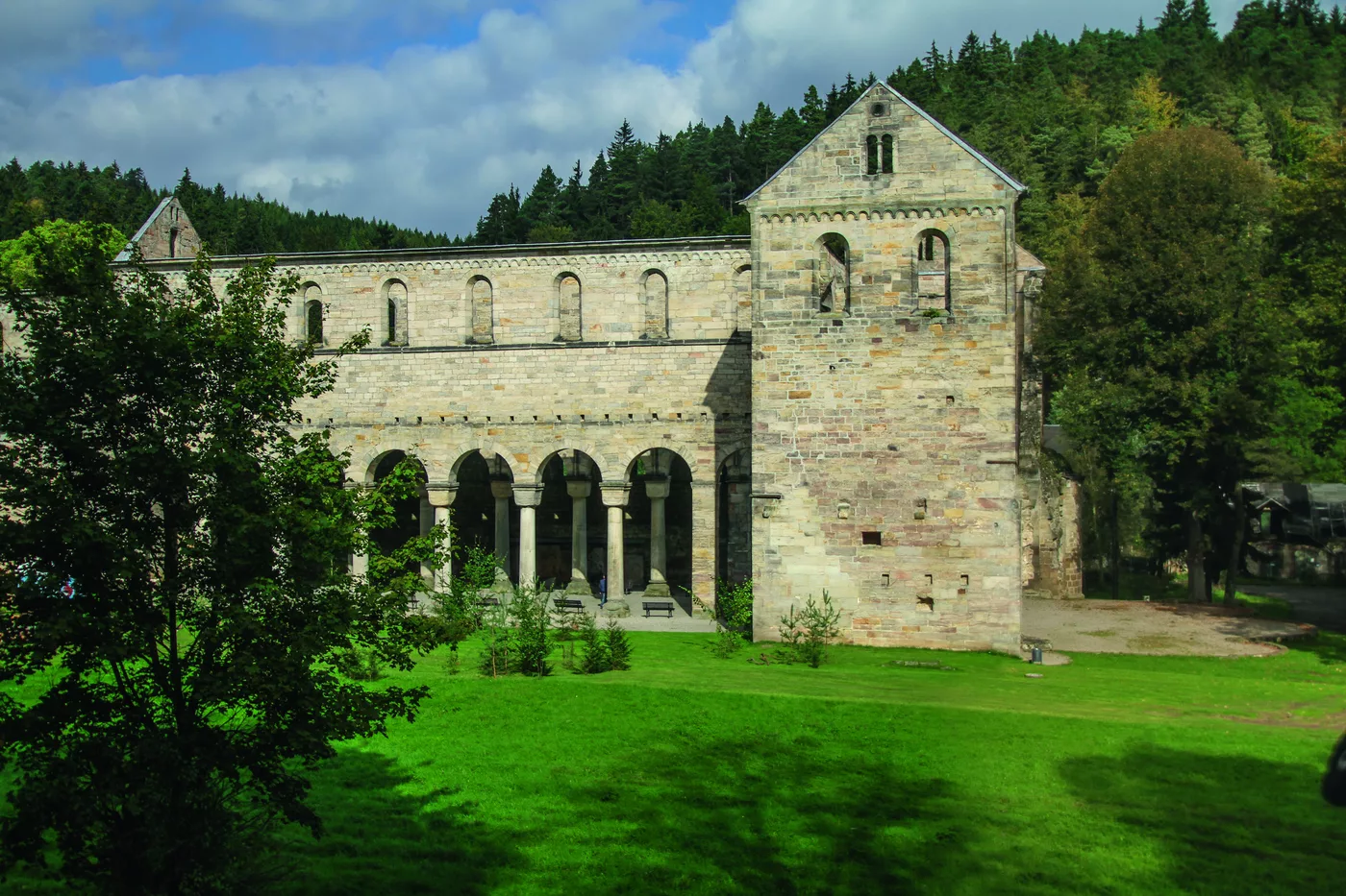 Romanische Klosterruine Paulinzella mit Rundbogenarkaden auf grüner Wiese Romanische Klosterruine Paulinzella mit Rundbogenarkaden auf grüner Wiese