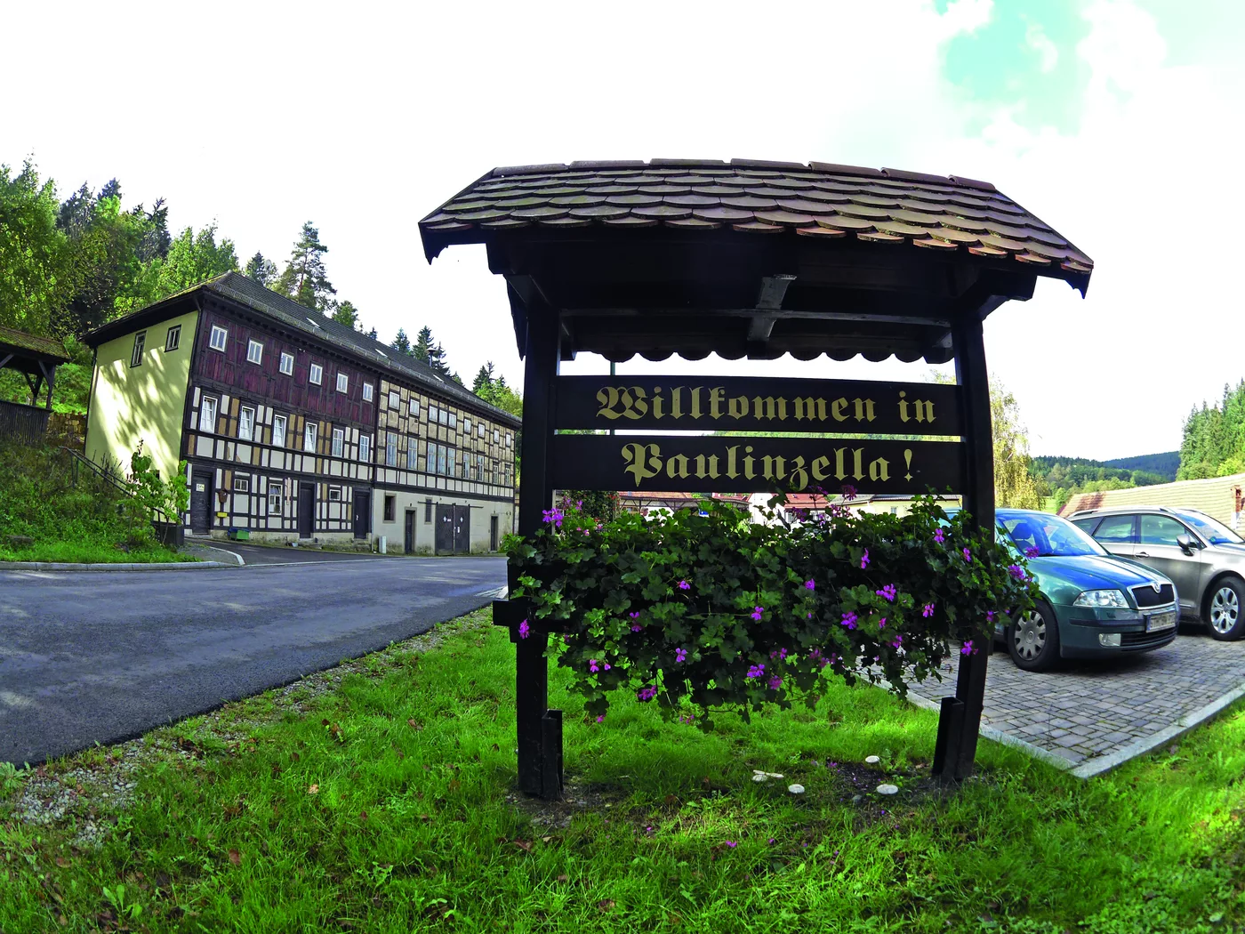 Hölzerne Willkommenstafel am Ortseingang von Paulinzella Hölzerne Willkommenstafel am Ortseingang von Paulinzella